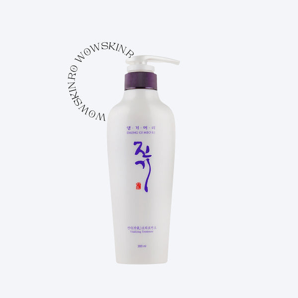 Tratamentul vitalizant Daeng Gi Meo Ri de 300 ml: Transformati-va rutina de ingrijire a parului cu acest tratament nutritiv coreean. Infuzat cu ingrediente botanice, acest tratament ajută la repararea părului deteriorat, redându-i vitalitatea și strălucirea. Formatul generos de 500 ml asigură că veți avea suficient produs pentru utilizări multiple, făcându-l o adiție de durată în rutina dvs. de îngrijire. Potrivit pentru toate tipurile de păr,